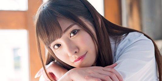 日常撩男朋友聊天套路撩小男友的必备哦（撩男朋友的肢体小套路）(图2)