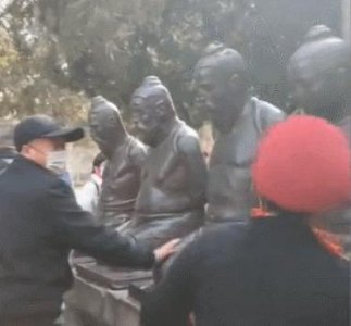 ​游客排长队打“他”，还有人拿鞋底猛抽…