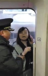 ​安徽女教师阻拦高铁发车(合肥女教师阻拦高铁事件)