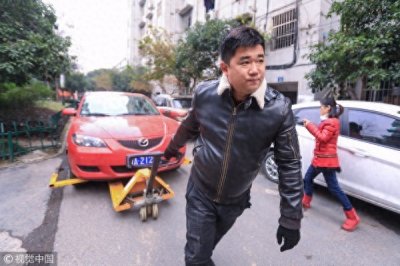 ​杭州小区自购挪车神器，30秒解决乱停车