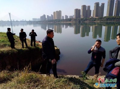 鹰潭信江河出现不明红色液体 环保等部门正在调查处理