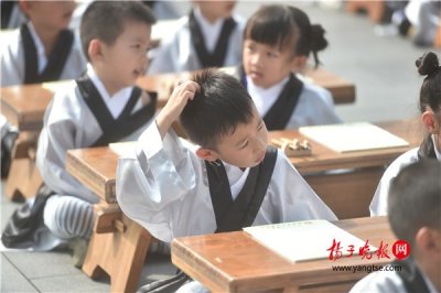​萌娃“变身”小夫子 识字习礼悟做人