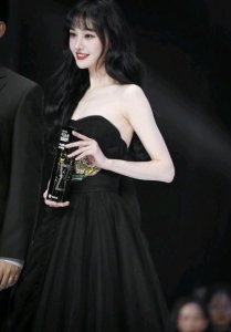 ​郑爽12月行程出炉，且官宣了新代言，认认真真营业的郑爽来了