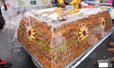 ​一刀下去就“倾家荡产”，遭大众抵制的新疆切糕，究竟有啥猫腻？