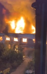 ​江苏常熟一两层仓库晚上突发大火，消防：无伤亡，原因正调查