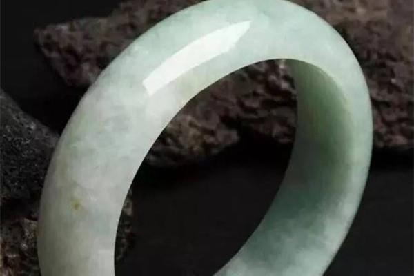 豆种翡翠有几种颜色 豆种翡翠有紫色的吗 豆种翡翠有几种颜色 豆种翡翠有紫色的吗