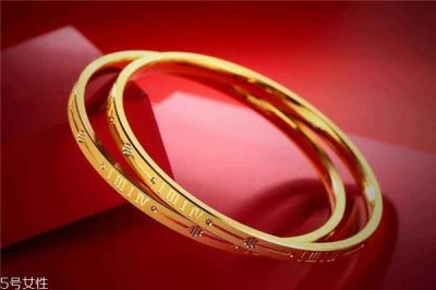 ​黄金手镯可以戴右手吗 容易磨损