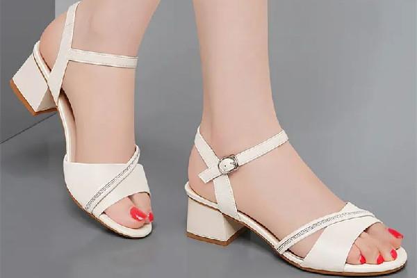 凉鞋买大点好还是小点好 凉鞋买大了一码该怎么补救 凉鞋买大点好还是小点好 凉鞋买大了一码该怎么补救