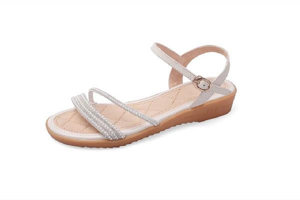 凉鞋买大点好还是小点好 凉鞋买大了一码该怎么补救 凉鞋买大点好还是小点好 凉鞋买大了一码该怎么补救