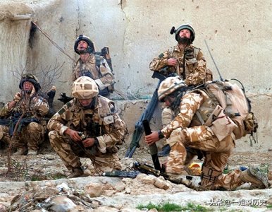 ​被扫射12枪都没死！国外专家质疑中国防弹衣有钢板，拆开后看傻眼