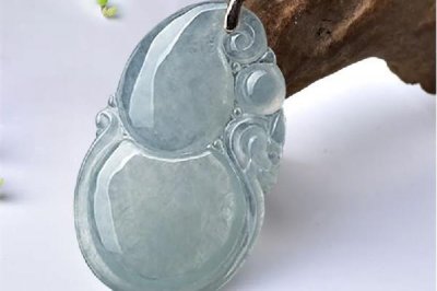 ​翡翠吊坠会越戴越透吗 翡翠吊坠养人还是黄金养人