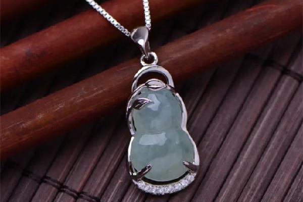 翡翠吊坠会越戴越透吗 翡翠吊坠养人还是黄金养人 翡翠吊坠会越戴越透吗 翡翠吊坠养人还是黄金养人