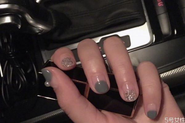 甲油胶用什么灯能照干 甲胶油沾皮肤上了怎么办 甲油胶用什么灯能照干 甲胶油沾皮肤上了怎么办