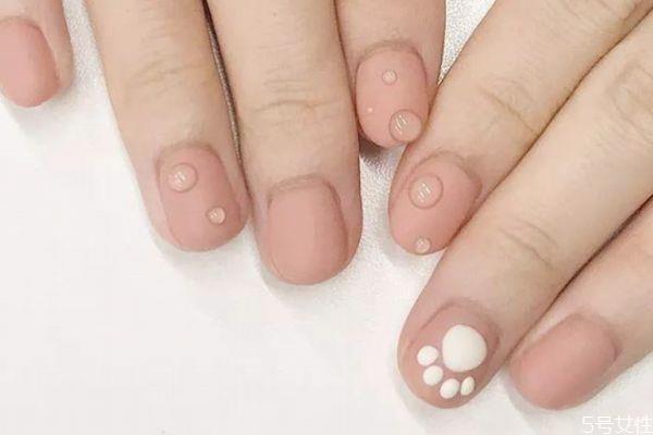 甲油胶用什么灯能照干 甲胶油沾皮肤上了怎么办 甲油胶用什么灯能照干 甲胶油沾皮肤上了怎么办