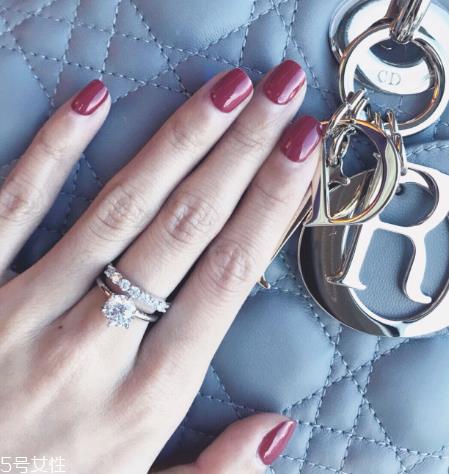 钻戒可以换戒托吗?钻戒的戒托能换吗? 钻戒可以换戒托吗?钻戒的戒托能换吗?