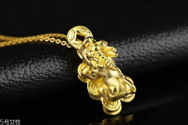 貔貅吊坠头朝上还是朝下 有很大讲究 貔貅吊坠头朝上还是朝下 有很大讲究