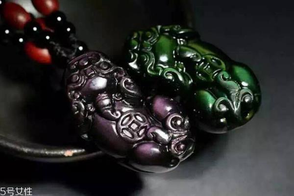 貔貅吊坠头朝上还是朝下 有很大讲究 貔貅吊坠头朝上还是朝下 有很大讲究