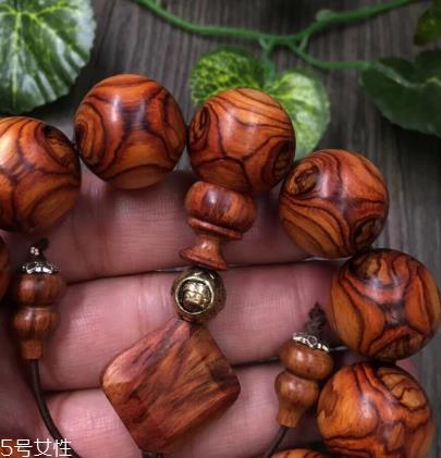 黄花梨手串能碰水吗 小心毁了你的黄花梨 黄花梨手串能碰水吗 小心毁了你的黄花梨