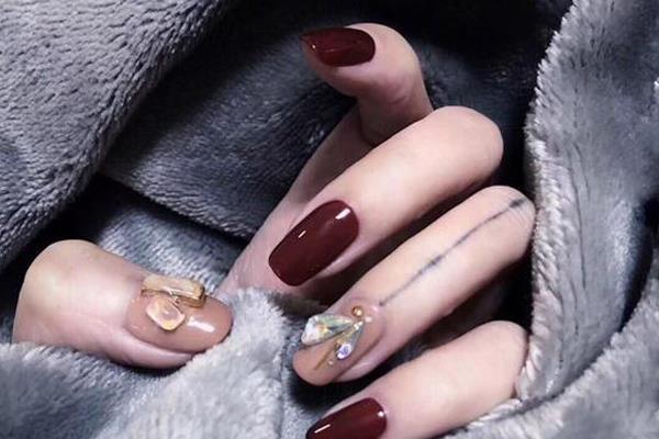 冬季简约百搭美甲图片 任何场合都百搭的美甲 冬季简约百搭美甲图片 任何场合都百搭的美甲