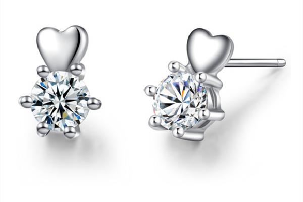 纯银耳钉有消炎作用吗 纯银耳钉有什么好处 纯银耳钉有消炎作用吗 纯银耳钉有什么好处