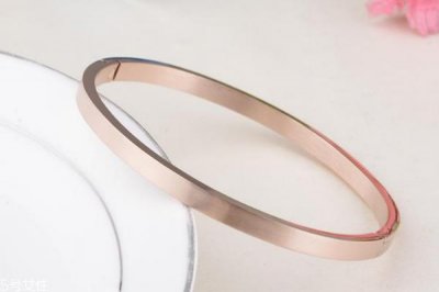 ​玫瑰金手镯掉色怎么办 光泽感很重要