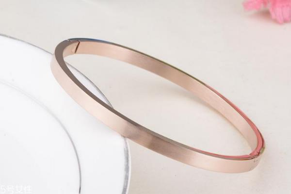 玫瑰金手镯掉色怎么办 光泽感很重要