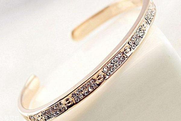 玫瑰金手镯掉色怎么办 光泽感很重要