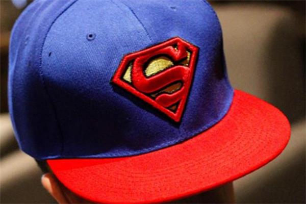 平沿帽和鸭舌帽区别 区别很明显 平沿帽和鸭舌帽区别 区别很明显