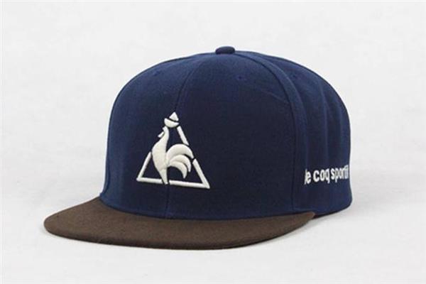 平沿帽和鸭舌帽区别 区别很明显 平沿帽和鸭舌帽区别 区别很明显