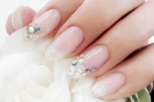 光疗美甲和普通美甲有什么区别 光疗美甲是什么意思 光疗美甲和普通美甲有什么区别 光疗美甲是什么意思