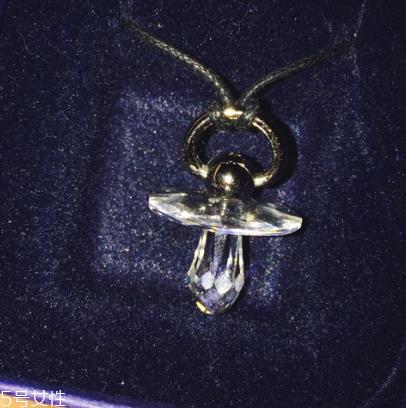 施华洛世奇奶嘴项链多少钱 精致可爱有童趣 施华洛世奇奶嘴项链多少钱 精致可爱有童趣