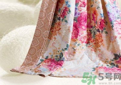 ​蚕丝被和羊毛被哪个好?蚕丝被和羊毛被的区别