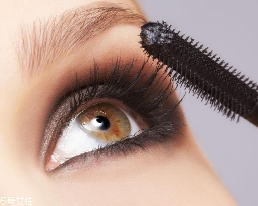 睫毛膏可以不卸吗 不卸是错误做法 睫毛膏可以不卸吗 不卸是错误做法