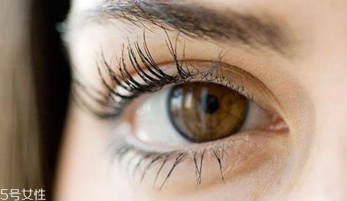 睫毛膏可以不卸吗 不卸是错误做法 睫毛膏可以不卸吗 不卸是错误做法