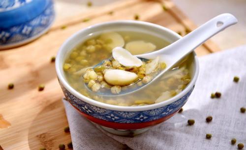 绿豆汤放红糖和白糖哪个好 夏季绿豆汤怎么放冰箱不坏 绿豆汤放红糖和白糖哪个好 夏季绿豆汤怎么放冰箱不坏