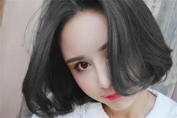 铅笔灰头发是什么颜色 铅笔灰和奶奶灰的区别 铅笔灰头发是什么颜色 铅笔灰和奶奶灰的区别