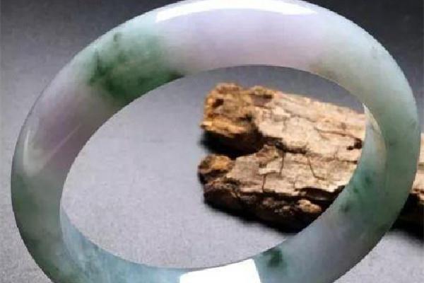 春带彩翡翠有多少种颜色 春带彩翡翠会变种吗 春带彩翡翠有多少种颜色 春带彩翡翠会变种吗