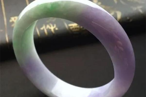 春带彩翡翠有多少种颜色 春带彩翡翠会变种吗 春带彩翡翠有多少种颜色 春带彩翡翠会变种吗