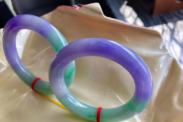 春带彩翡翠有多少种颜色 春带彩翡翠会变种吗 春带彩翡翠有多少种颜色 春带彩翡翠会变种吗