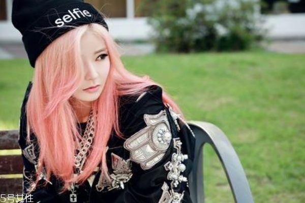 粉色头发要漂到几度 粉色头发要漂吗 粉色头发要漂到几度 粉色头发要漂吗