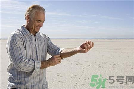 衬衣里面穿什么?衬衣里面为什么穿背心? 衬衣里面穿什么?衬衣里面为什么穿背心?