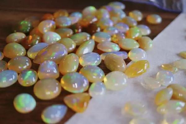 欧泊石什么颜色最贵 欧泊石有哪些颜色 欧泊石什么颜色最贵 欧泊石有哪些颜色