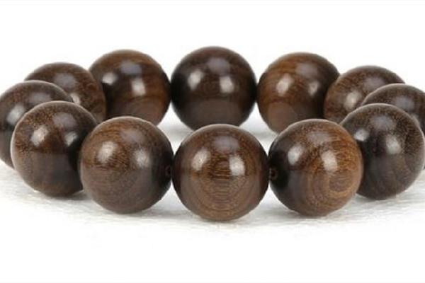 金丝楠木手串的功效与作用 金丝楠木手串可以辟邪吗 金丝楠木手串的功效与作用 金丝楠木手串可以辟邪吗