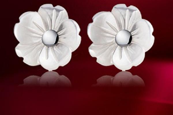 纯银耳钉戴了发黑是什么原因 纯银耳钉发黑是怎么清洗 纯银耳钉戴了发黑是什么原因 纯银耳钉发黑是怎么清洗