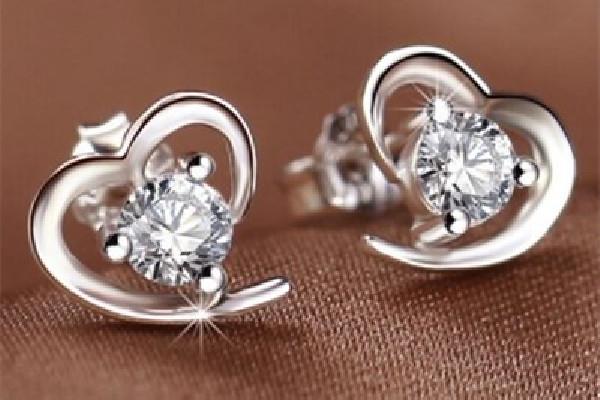 纯银耳钉戴了发黑是什么原因 纯银耳钉发黑是怎么清洗 纯银耳钉戴了发黑是什么原因 纯银耳钉发黑是怎么清洗