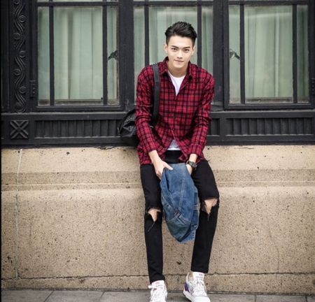红色格子衬衫搭配：红色格子衬衫搭配什么颜色的外套好看
