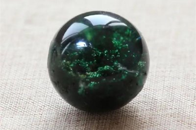 ​绿幽灵和绿发晶哪个好 绿幽灵属于什么档次