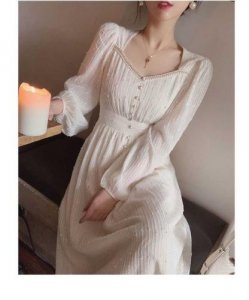 ​秋款连衣裙新款(秋款连衣裙搭配什么鞋子)