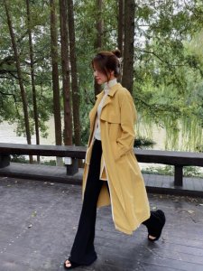 ​黄色风衣搭配技巧（黄色风衣怎么搭配才时尚好看）