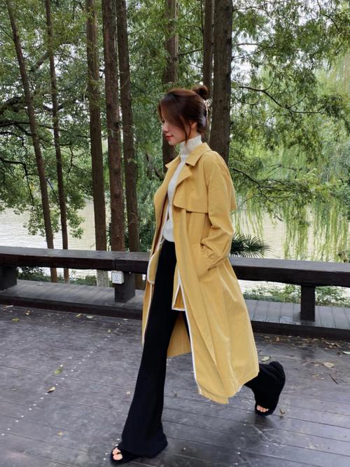 黄色风衣搭配技巧(黄色风衣怎么搭配才时尚好看)